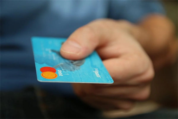 只带身份证去开中信信用卡可以吗？